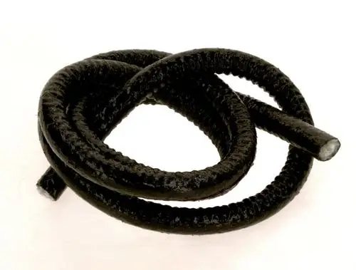 Schwarz geflochtene Dichtschnur von Bosch, spiralförmig aufgelegt, mit einem geraden Ende.